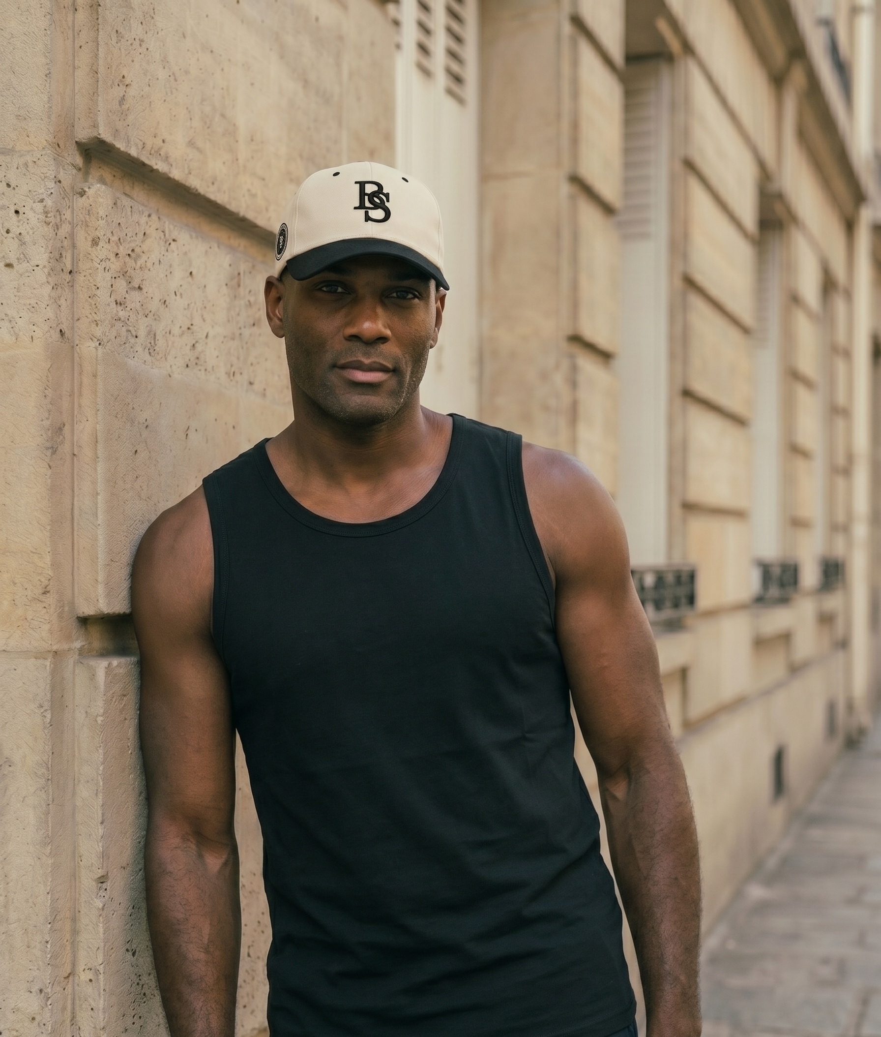 Casquette Bami Satin port&eacute;e par un mannequin IA g&eacute;n&eacute;r&eacute; avec la m&eacute;thode VIDA